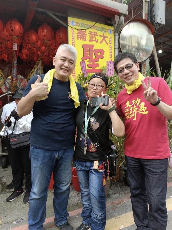 ▲民眾党前秘书长谢立功（右）以及民眾党安乐区主任刘韦巡（左）与民眾合影。刘韦巡表示，会继续经营，在地服务不会停止。（徐佑升摄）