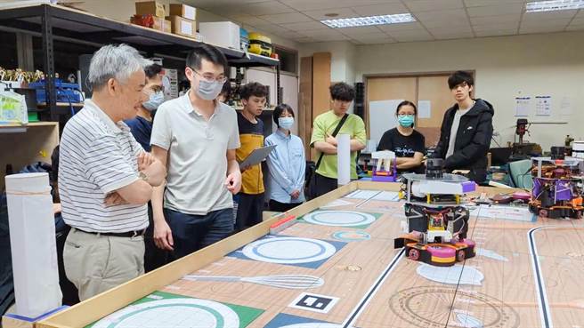 DIT Robotics在实验室打造一比一的场地，演练实际比赛情形。（清大提供／王惠慧新竹传真）