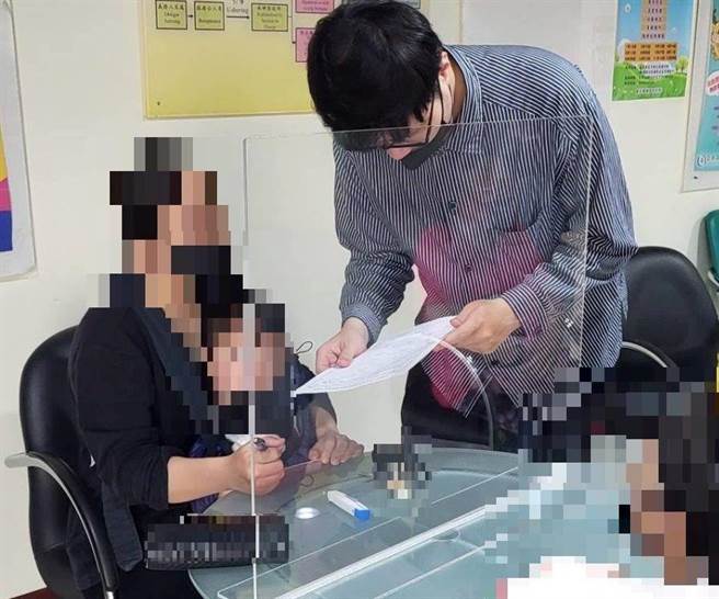 妇人带着2名幼子到花莲分署陈情，书记官受理陈情书并协助爱心转介「财团法人张荣发慈善基金会」送暖。（执行署花莲署提供／王志伟花莲传真）