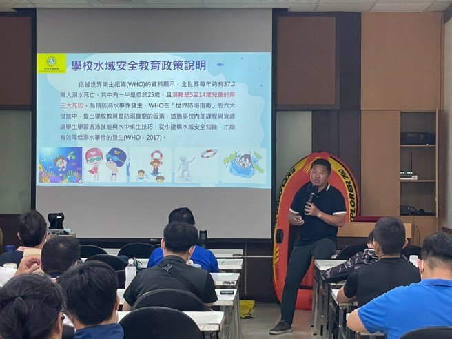 国立台湾海洋大学曹校章教授以教具操作，分享自救能力基本指标教学应用。(体育署提供)