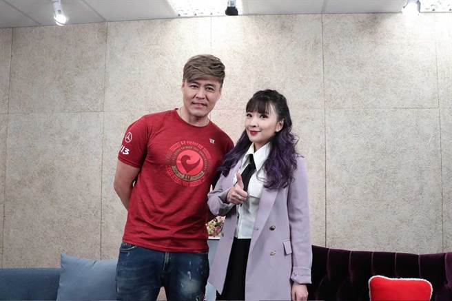 刘至翰（左）上王宜安主持的《健康点点名》。（中天新闻提供）