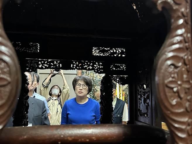 台东市顺天宫有1顶逾70年歷史的神轿，因部分破损，台东县政府文化处委托正修科技大学文物修復中心团队现地修復。（蔡旻妤摄）