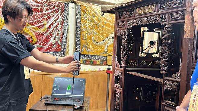 台东市顺天宫有1顶逾70年歷史的神轿，因部分破损，台东县政府文化处委托正修科技大学文物修復中心团队现地修復。（蔡旻妤摄）