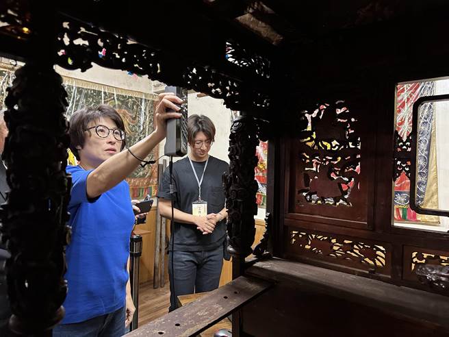 台东市顺天宫有1顶逾70年歷史的神轿，因部分破损，台东县政府文化处委托正修科技大学文物修復中心团队现地修復。（蔡旻妤摄）