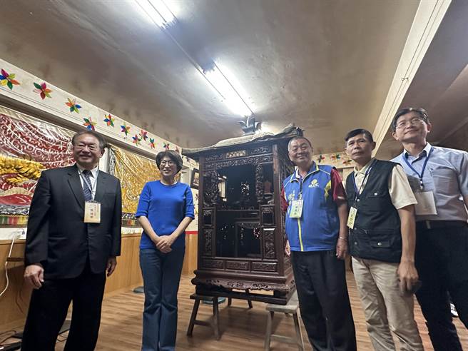 台东市顺天宫有1顶逾70年歷史的神轿，因部分破损，台东县政府文化处委托正修科技大学文物修復中心团队现地修復。（蔡旻妤摄）