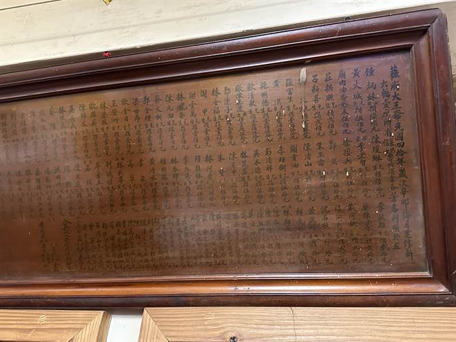 台东市顺天宫有1顶逾70年歷史的神轿，后方匾额仅载明信徒及捐款金额，经团队考察才发现出自已故木雕大师李松林之手。（蔡旻妤摄）