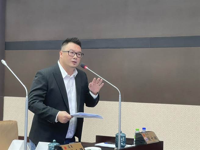 南投县议员简千翔说，南投市青年住宅换算每户一坪售价14万元左右，要县府承诺不涨价。（杨静茹摄）