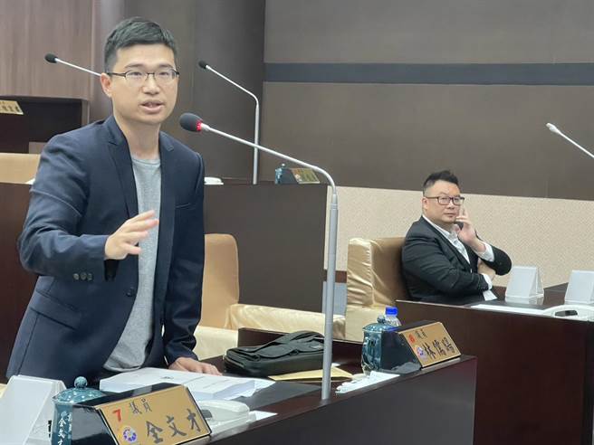 南投县议员林儒旸建议建设处，将抽中青宅民眾可依自己需求进行客变，售价将有所不同部分要讲清楚。（杨静茹摄）