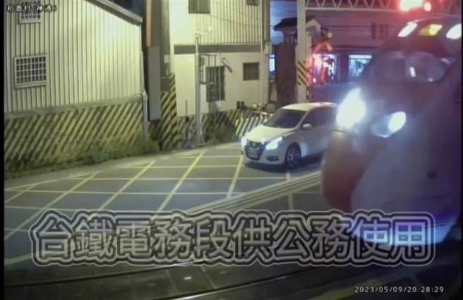 吉安乡稻香村平交道，警铃已响、遮断杆要降下时，竟闯入平交道范围内，列车从旁缓慢经过，险象环生。（铁警提供／王志伟花莲传真）