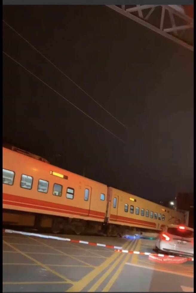 网友上传影片，白色自小客车临停于吉安乡稻香村平交道内，因触动平交道异物侦测系统，致当时台铁列车紧急降速慢行通过，险酿事故。（摘自花莲同乡会脸书）