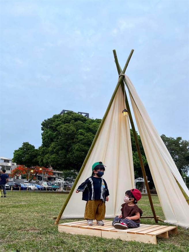 成大医院护理部庆祝护师节，首次在户外举办草地市集音乐会。（读者提供／程炳璋台南传真）