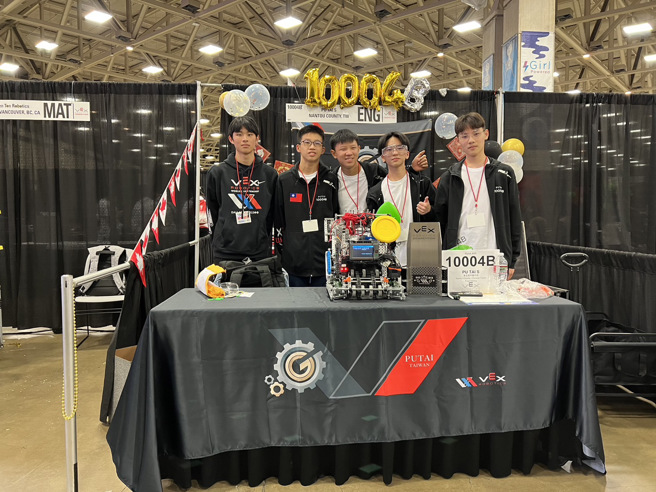 10004B队员们年纪虽轻，一路过关斩将衝进分区赛前八强，最后拿下惊奇奖。（图／普台提供）