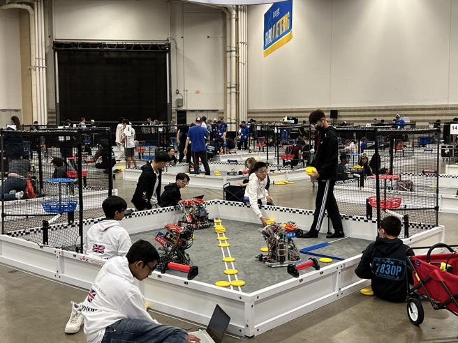10004B队员于赛场调整机器人程式及进行练习。（图／普台提供）