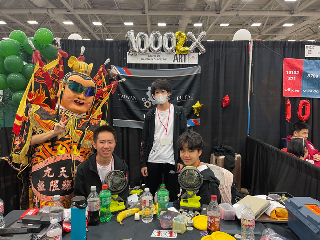 10002X队员与台湾独有传统文化「三太子」开心合影留念。（图／普台提供）