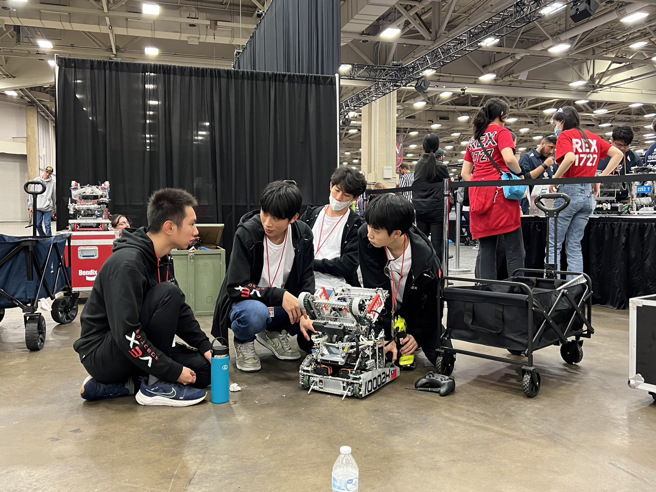 10002X队员赛前相互讨论战术及策略。（图／普台提供）