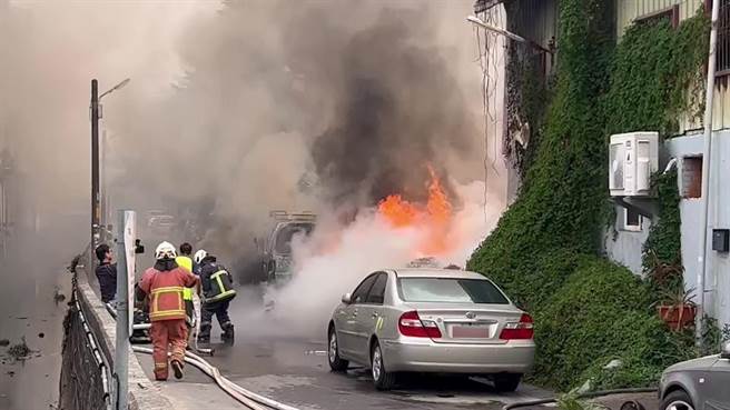 彰化县花坛乡花秀路一处工厂外发生废弃物火警，火势及浓烟都相当猛烈。（刘姓民眾提供／孙英哲彰化传真）