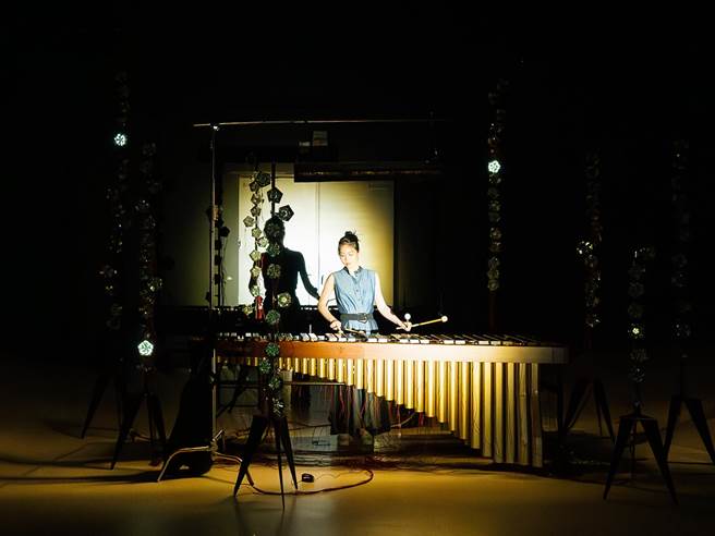 《在消逝之前，能不能喜欢我？》在地板和装置中镶嵌大量LED灯，将表演产生的电能转化成为整场演出的光源。（台中国家歌剧院提供／陈淑芬台中传真）