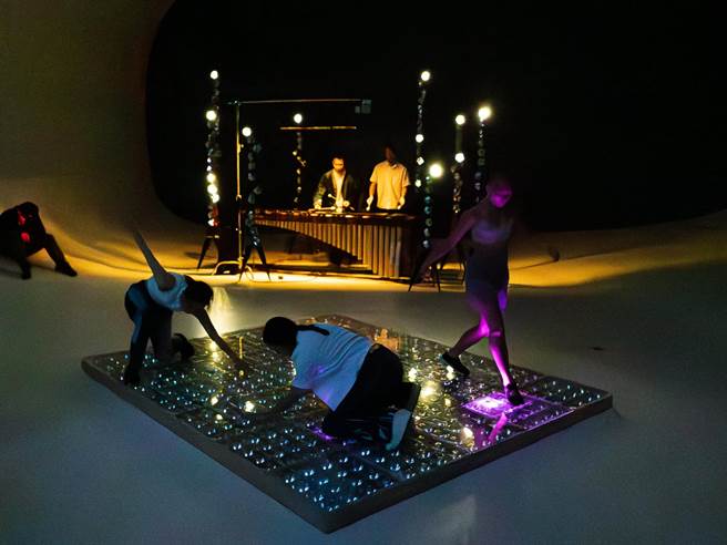 《在消逝之前，能不能喜欢我？》在地板和装置中镶嵌大量LED灯，将表演产生的电能转化成为整场演出的光源。（台中国家歌剧院提供／陈淑芬台中传真）