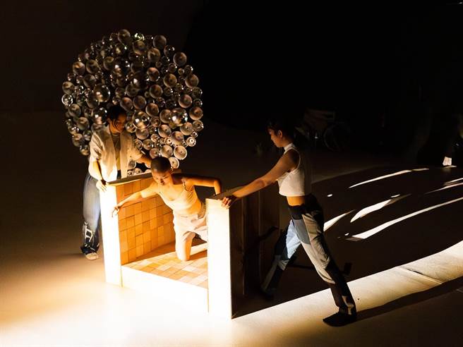 《在消逝之前，能不能喜欢我？》在地板和装置中镶嵌大量LED灯，将表演产生的电能转化成为整场演出的光源。（台中国家歌剧院提供／陈淑芬台中传真）