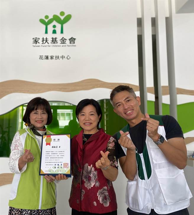 吉安鄉長游淑貞（中）傳承母恩，將母親留給子女的10萬元積蓄，捐給花蓮家扶中心助養兒童之用，主委胡毓恩（左）、主任施政延（右）見證致意。（花蓮家扶中心提供／王志偉花蓮傳真）
