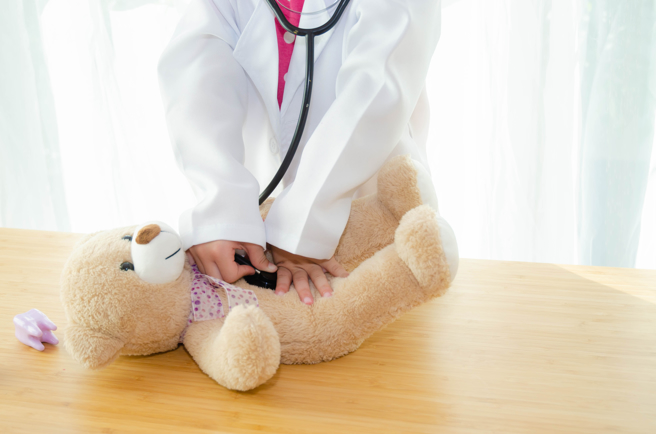 一名女网到药局买了6罐牛奶，兑换了免费玩具给孩子玩，结果竟传出娇嗔声。（示意图／shutterstock）