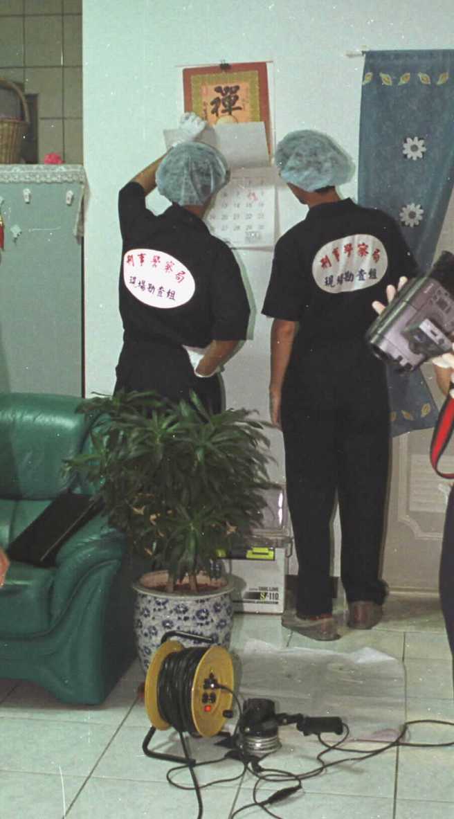 命案第一现场。吴应弘在台中落网后，刑事局鑑识小组漏夜在命案第一现场墙上的「禅定」的月历标示的日期，仔细推敲吴嫌如何冷静杀害潘阿爱母女三人的确切时间。(本报资料照)
