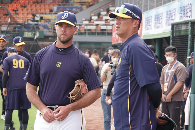 中信兄弟12日再作教练异动，将二军投手教练艾迪顿（左）拉上一军，担任一军牛棚教练，与一军投手教练王建民共投负责投手调度。（毛琬婷摄）