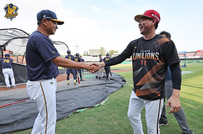 中信兄弟總教練彭政閔（左）與統一獅總教練林岳平賽前先禮後兵。（中信兄弟提供）