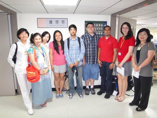 国际护师节聯合庆祝大会11日下午在台北市国际会议中心举办，林口长庚医院护理副部主任林秋子（左一）于全国多位參赛者中脱颖而出，获得「台湾杰出护理人员专业贡献奖」。（林秋子提供）