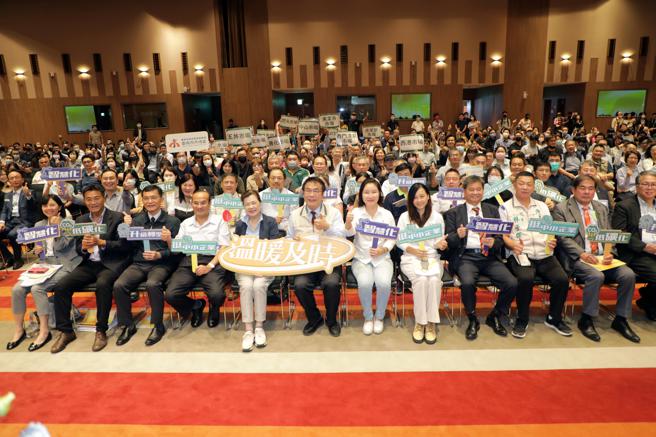 经济部12日举办「温暖及时产业及中小企业升级转型措施」南区联合说明会，吸引约450家厂商代表参加。(台南市新闻及国际关系处提供)