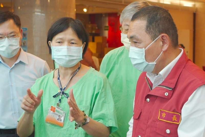 林秋子副部主任（左2）于深坑检疫所向侯市长报告。（图／林秋子提供）