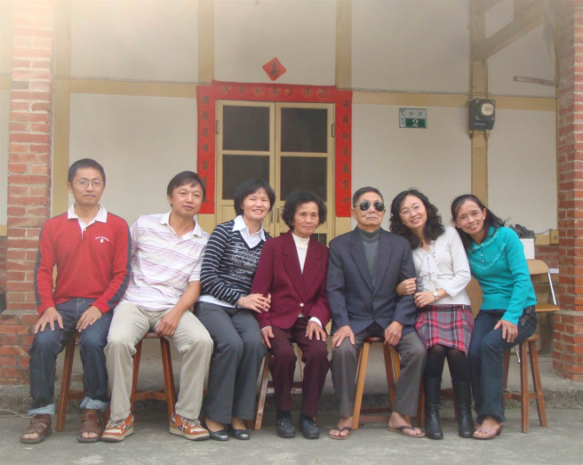 左起小弟、大弟、秋子、母亲、父亲、三姐和大姊。（图／林秋子提供）