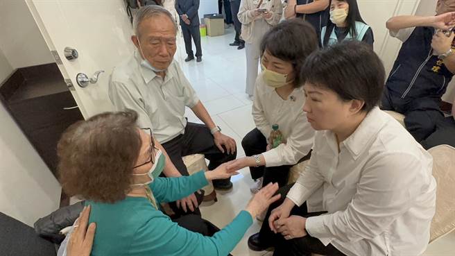 台中市长卢秀燕、嘉义市长黄敏惠抚慰林淑雅父母亲的哀伤。（廖素慧摄）