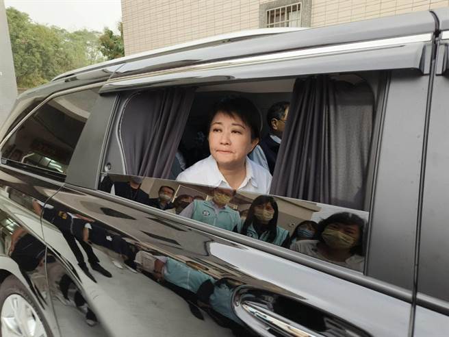 台中市长卢秀燕到林淑雅灵堂引唁后，神色哀戚离开。（廖素慧摄）