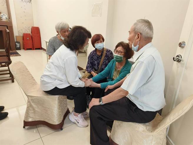 嘉义市长黄敏惠抚慰林律师及林妈妈悲伤情绪。（廖素慧摄）