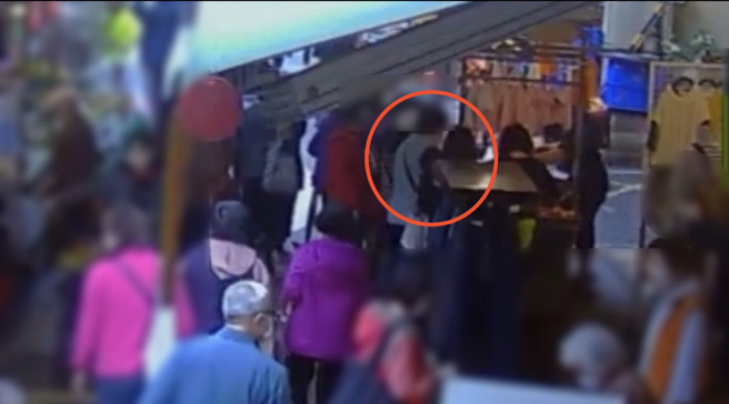 犯嫌得手后步行离开画面。（图／警方提供）