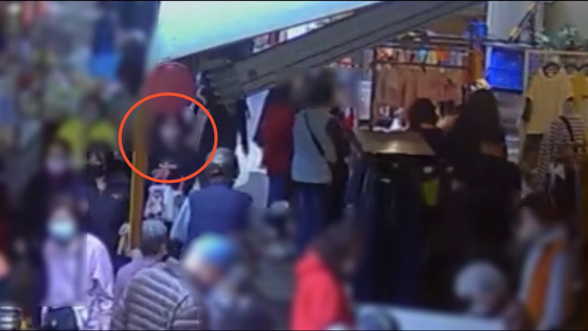 犯嫌得手后步行离开中正市场前往火车站画面。（图／警方提供）