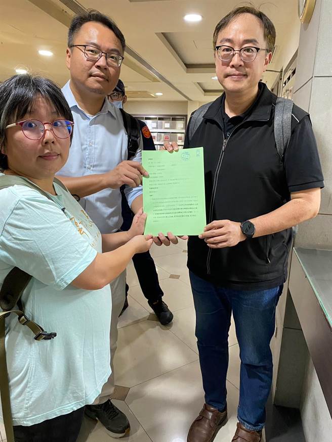 ▲王醒之（右）至行政院递交行政诉愿书。（守护外木山行动小组提供／徐佑升基隆传真）