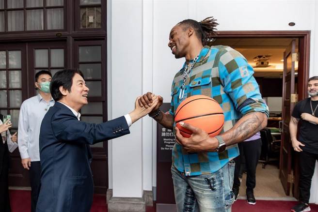 魔兽与赖清德同框一句话惹怒陆网友道歉 总统府说话了。赖清德脸书