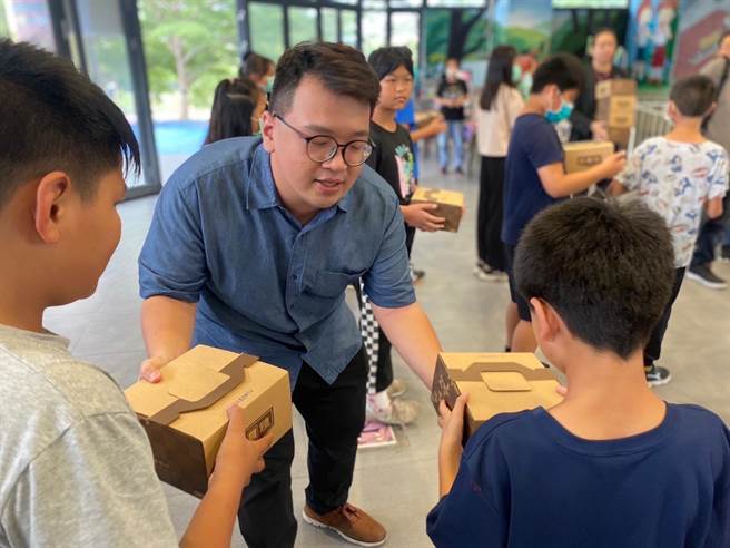 母亲节也即将到来，张永杰持续关怀弱势，他与青工伙伴12日前往小林国小分送爱心蛋糕给偏乡儿童。（张永杰提供／洪浩轩高雄传真）