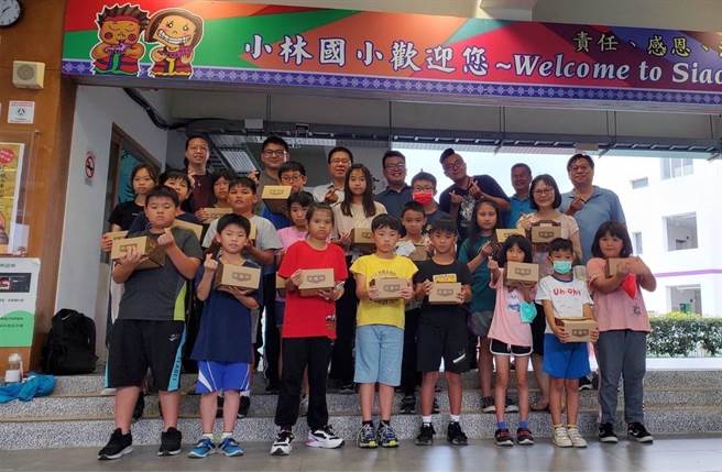 母亲节也即将到来，张永杰持续关怀弱势，他与青工伙伴12日前往小林国小分送爱心蛋糕给偏乡儿童。（张永杰提供／洪浩轩高雄传真）