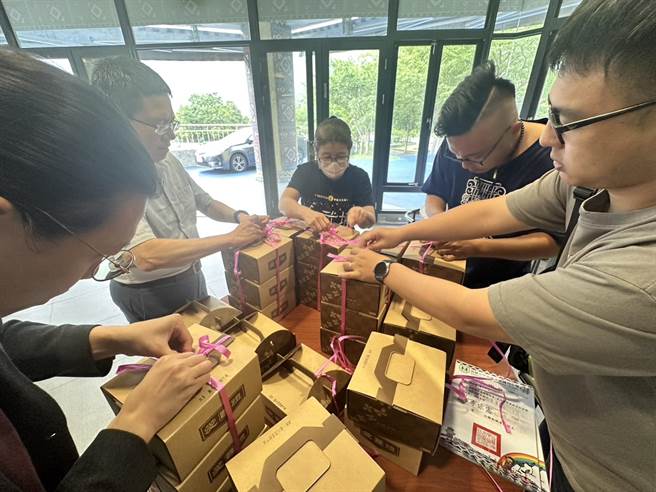 母亲节也即将到来，张永杰持续关怀弱势，他与青工伙伴12日前往小林国小分送爱心蛋糕给偏乡儿童。（张永杰提供／洪浩轩高雄传真）