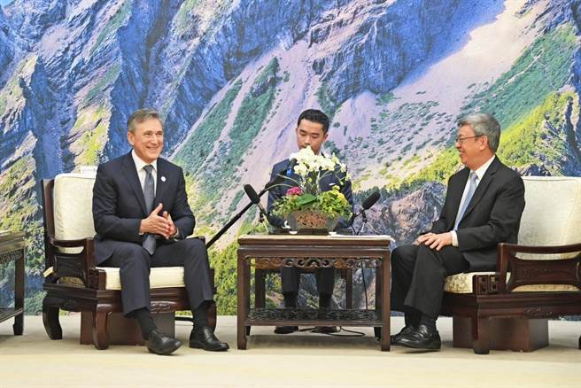 行政院长陈建仁今天下午接见英特格总裁、执行长暨董事长罗伊（Bertrand Loy）一行人。（行政院提供／杨亚璇台北传真）