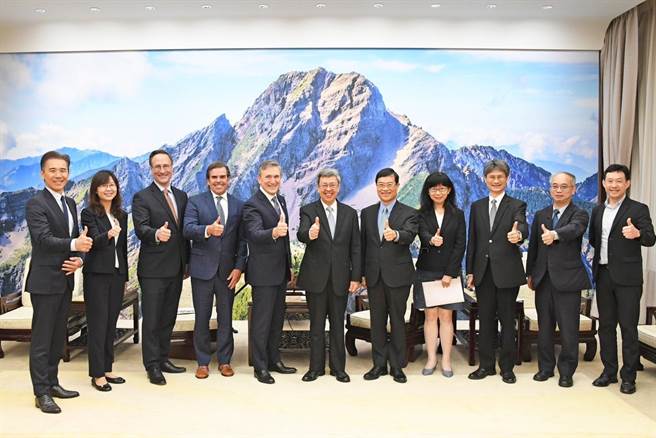 行政院长陈建仁今天下午接见英特格总裁、执行长暨董事长罗伊（Bertrand Loy）一行人。（行政院提供／杨亚璇台北传真）