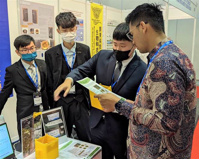 「无电池式诱虫盒」运用应化系之费洛蒙诱引技术，捕抓害虫，结合影像辨识，可知道虫害情况，为农民降低虫害监控成本。（朝阳科大提供／张妍溱台中传真）
