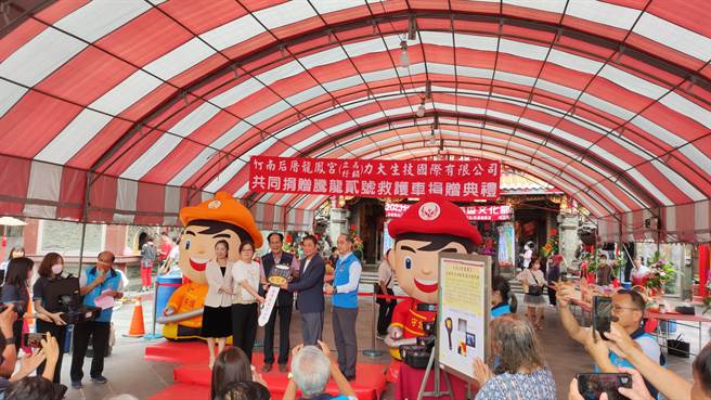 竹南镇后厝龙凤宫主委陈超明等捐赠1部救护车，苗栗县长锺东锦代表受赠。（苗栗县消防局提供／谢明俊苗栗传真）