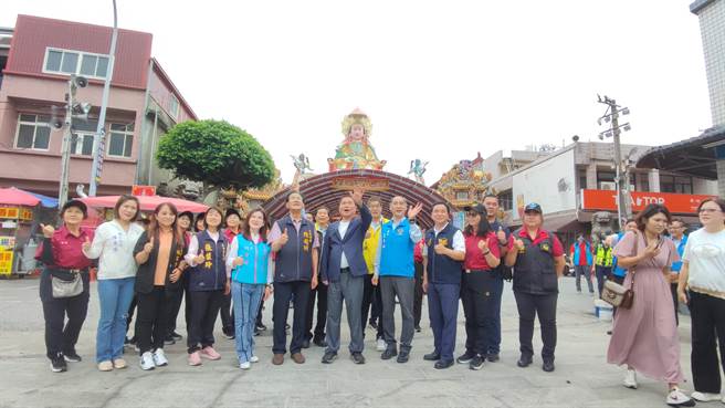 竹南镇后厝龙凤宫主委陈超明等捐赠1部救护车，苗栗县长锺东锦代表受赠。（苗栗县消防局提供／谢明俊苗栗传真）