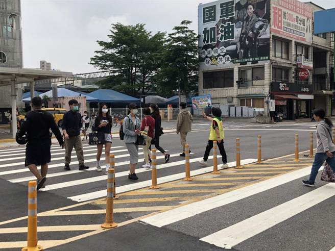 桃园市杨梅区埔心火车站前人车潮眾多。（翻摄照片／蔡明亘桃园传真）