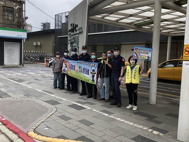 桃园市杨梅警方12日上街宣导交通安全观念。（翻摄照片／蔡明亘桃园传真）