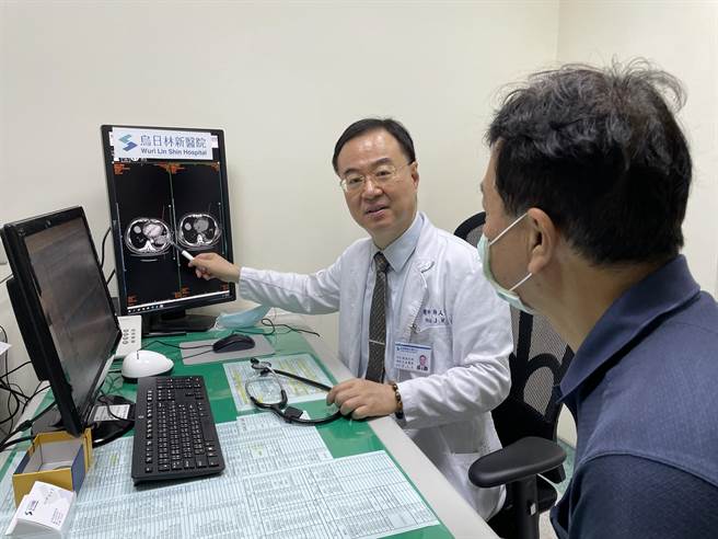 乌日林新医院癌症中心主任暨胸腔内科医师许人文表示，化疗是治疗肺癌最关键的步骤，可有效抑制癌细胞继续生长，甚至杀死癌细胞。（乌日林新医院提供／潘虹恩台中传真）